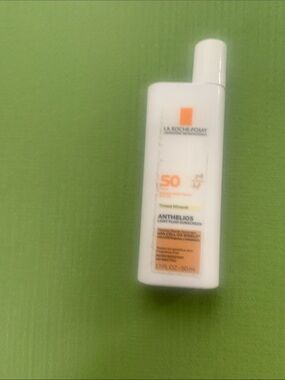 La Roche-Posay Anthelios Tinted Mineral SPF 50 Sunscreen - Light/Beige